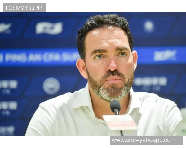 老友重聚亚泰主帅苏亚雷斯与国安队工作人员深情相拥展现友谊之情