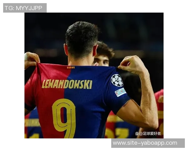 马卡报报道莱万上半场不适巴萨对其坚持比赛表示不满 马卡报报道莱万上半场不适巴萨对其坚持比赛表示不满