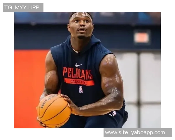 字母哥身穿43号球衣训练双臂肌肉线条惊艳全场引发热议