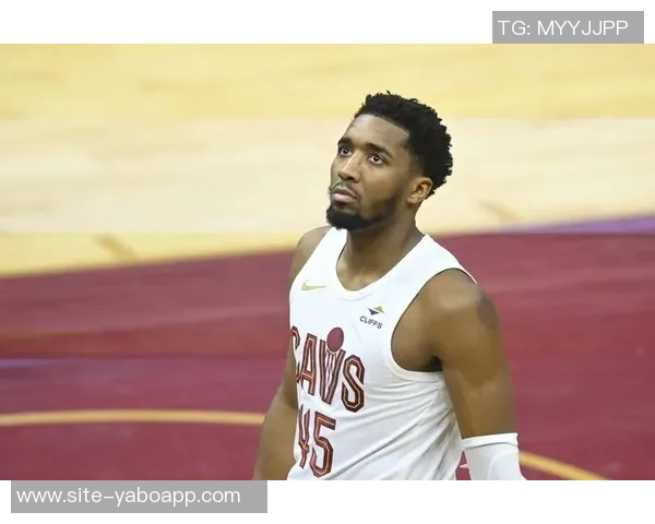 米切尔半场表现抢眼16分钟内高效贡献12分3板1助1断1帽 米切尔半场表现抢眼16分钟内高效贡献12分3板1助1断1帽