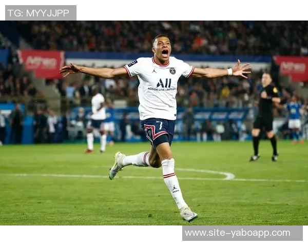 小姆巴佩绝平巴黎后模仿姆巴佩庆祝动作姆总在看台笑逐颜开